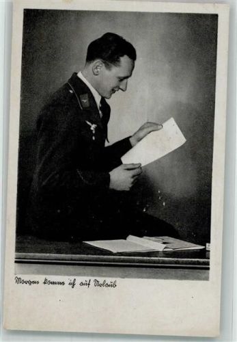 Landser der Luftwaffe in Uniform liest Feldpostbrief seiner Liebsten
