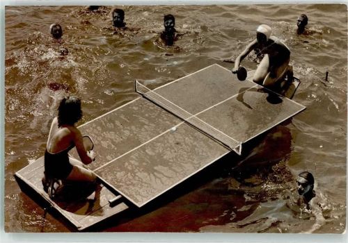 Zwei Frauen spielen auf schwimmender Tischtennisplatte Bademode Zeitung New York Times Photos