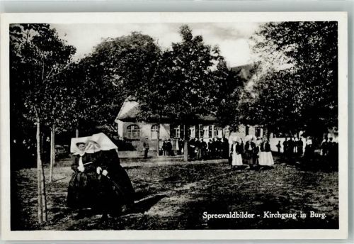 Burg Kirchgang Tracht