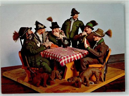 Treffen Puppen in Tracht mit Dackel beim Kartenspiel im Puppenmuseum