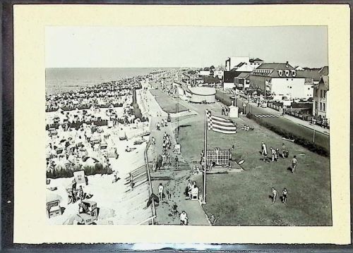 Duhnen Foto montiert auf Karton Strand mit Deichpromenade und Musikpavillon Fotograf Otto Schulze