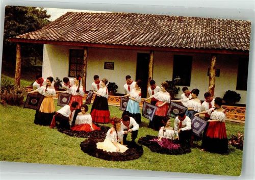 Paare in Tracht beim traditionellen Tanz El Torito