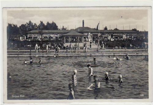 Adorf Grüna mit Sommerbad gelaufen von 1930. Leichter Stempeldurchdruck, kleiner Knick oben in der Mitte, leicht fleckig, sonst gut erhalten.