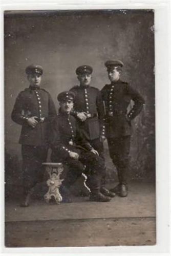 Angermünde Echtfotokarte von Angermünde. Abgebildet sind Soldaten. FeldpostKleiner Riß an der rechten Kante und an der unteren Kante, sonst gut erhalten.