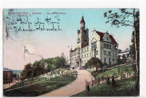 Eibenstock mit neuem Rathaus gelaufen von 1910. Leichte Stempelspuren, kleine Abschürfung Vorderseite links in der Mitte, leichte Eckabschürfungen und Rändern, sonst gut erhalten