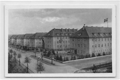 Görlitz / Zgorzelec. Kleist-Kaserne im Hakenkreuzfahne gelaufen. Rückseite leicht fleckig, sonst gut erhalten WK II