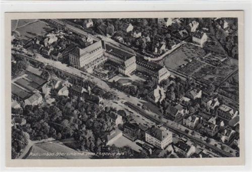 Radiumbad Oberschlema im Erzgebirge. Ansicht vom Flugzeug aus. Rückseitig ist ein Anhänger von Aue ( Stadtwappen ) aufgeklebt, ca. 2cm groß ungelaufen Ecken mit Albumabdrücken, sonst gut erhalten
