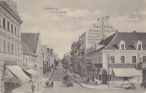 Insterburg Insterburg / Tschernjachowsk. Hindenburgstraße Geschäft von Franz Fahron / Eisenwaren-Baubeschläge-Werkzeuge-Ackergeräte-Haus u. Küchenartikel, sowie weitere Geschäfte ungelaufen leichte Eckabschürfungen, sonst gut erhalten.