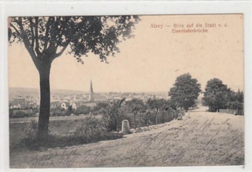 Alzey Alzey. ein Blick auf die Stadt von der Eisenbahnbrücke aus gesehen gelaufen, ca. 1912. leichte Eckabschürfungen, leicht fleckig, sonst gut erhalten