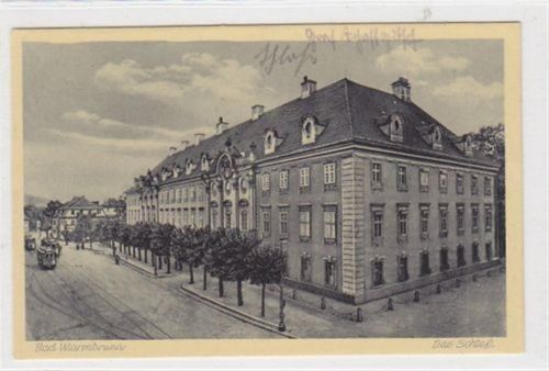 Bad Warmbrunn i. Rsgb. Bad Warmbrunn / Cieplice Slaskie-Zdrój - Kreis Hirschberg / Jelenia Góra. Schloß mit Straßenbahnen im Vordergrund ungelaufen Gute Erhaltung.