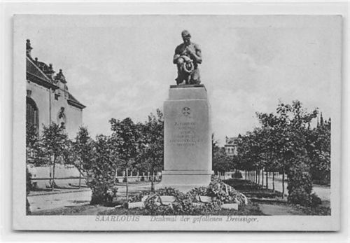 Saarlouis Saarlouis. Denkmal der gefallenen Dreissiger. Karte beschrieben Handschriftliches Datum von 1919. Gute Erhaltung.