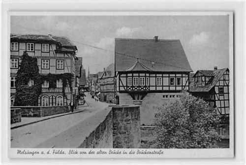 Melsungen an der Fulda. Blick von der alten Brücke in die Brückenstraße ungelaufen Gute Erhaltung.