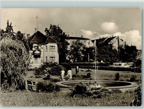 Ronneburg Karl-Marx-Platz Springbrunnen Wasserfontäne Garten Oldtimer