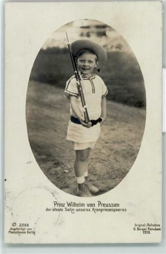 1913 mit einem Gewehr AK