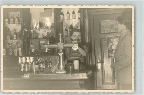 1955 - 1960 Frau am Biertresen