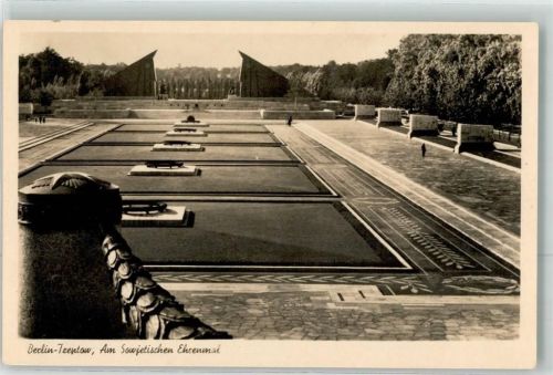 Treptow Am Sowjetischen Denkmal