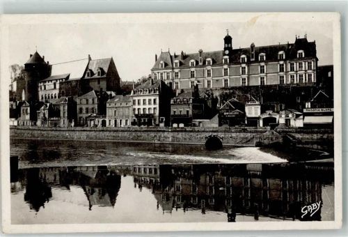 Laval le Palais de Justice le Chateau et la Mayenne