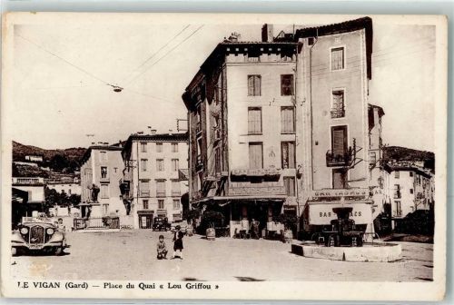 Le Vigan Monument au chevallier d`Assas Place du Quai Lou Griffou Gasthaus Cafe de Fledra Oldtimer