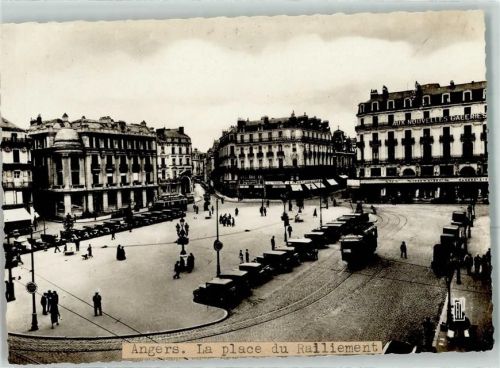 Angers la Place du Railiement Oldtimer Straßenbahn