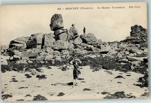 Roscoff Le Rocher Tremblant Felsen Frau Hut