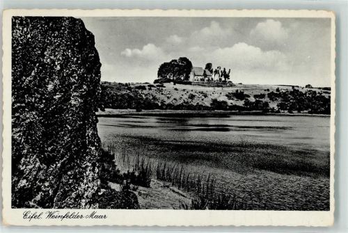 54552 W5569 Schalkenmehren 1937 - Weinfelder Maar mit Kirche von Weinfeld