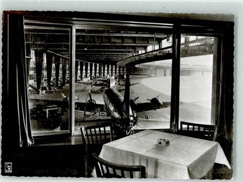 Tempelhof Zentral Flughafen Flugsteig Propellerflugzeug