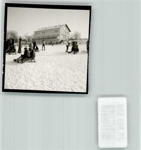 59846 W5768 Wildewiese , Sorpetal FOTO KEINE AK Schlittenfahrer vor der Pension Heimann im Winter Ort handschriftlich