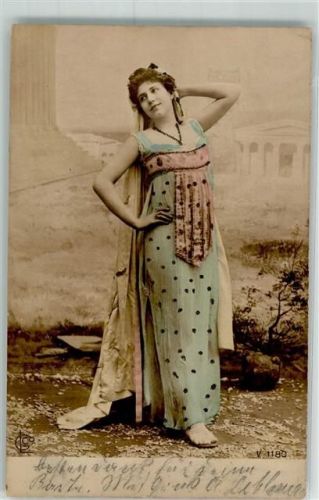 1904 Junge Frau in einem südländisch anmutenden Kleid vor Tempel