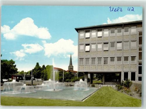 Uelzen Brunnen mit Wasserfontaine vor dem Kreishaus