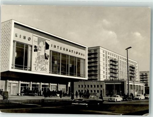 W1000 Berlin Mitte International Trabant Oldtimer DDR Der Teufel und die 10 Gebote Kino Foto AK