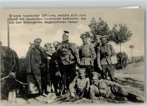 Russische Offiziere in der Uniform von kriegsgefangenen Deutschen WK I
