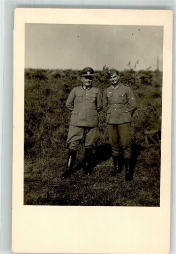 Ein älterer Offizier und ein jüngerer Angehöriger der Wehrmacht