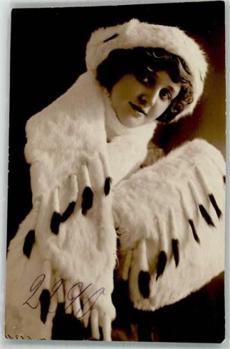 1911 Frau Hermelin Muff