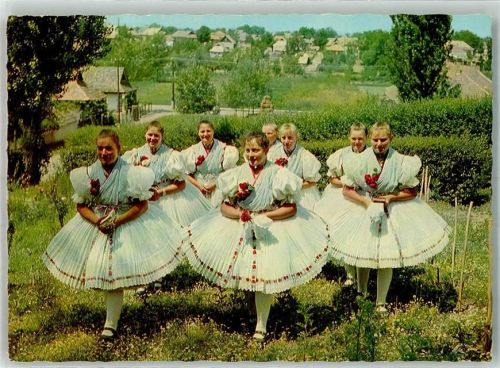 Frauen in der Volkstracht aus Rimoc Fotograf Gal Lajos