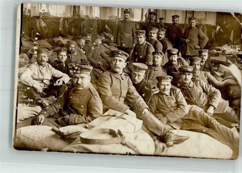 Spandau 1915 Eine große Gruppe Landser in Uniform in einem Schlafsaal Fotograf Hugo Hecht Ort lt. Feldpoststempel WK I