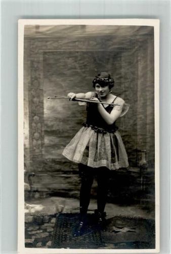 1909 Frau beim Bogenschießen ( beschnitten )