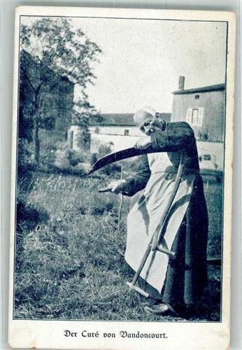 Vaudoncourt Der Cure mit einer Sense Spende für Kriegsinvaliden
