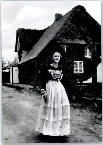 Amrum Junge Friesin in Festtracht