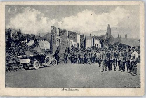 Montfaucon Soldaten in der zerstörten Stadt