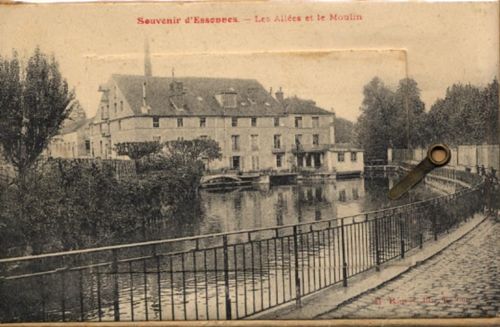 Corbeil-Essonnes Corbeil-Essonnes (Frankreich) Leporello auf Holz, Allee und die Mühle II (Leporello lose, fleckig RS, Karte löst sich ab)
