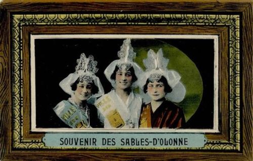 Les Sables-d'Olonne Les Sables-d’Olonne (Frankreich) Leporello, Damen mit aufwändiger Kopfbedeckung I-II (Ecken abgestossen)