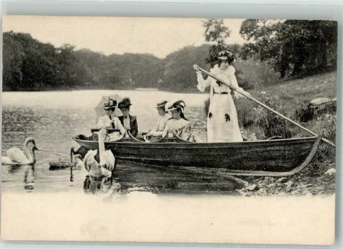 Elegante Frauen in einem Ruderboot Mode Hutmode