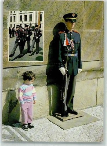 Prag Junge bestaunt einen Wachsoldaten in Uniform auf der Prager Burg