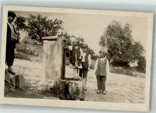Kinder Brunnen Motiv Ungarn