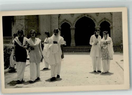 Karatschi Tracht College Girls