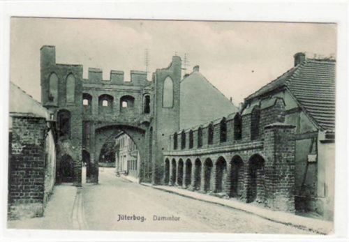 Jüterbog. Abgebildet ist eine Ansicht mit dem Dammtor. Als Feldpost befördert 1915, d. h. ohne Marke, da Soldatenpost gebührenfrei war. Gute Erhaltung.