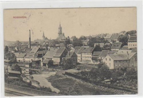 Roßwein Roßwein mit Teilansicht und Kirche gelaufen von 1912. Leichter Bug Kartenmitte oben, leichte Stempelspuren, sonst gut erhalten.