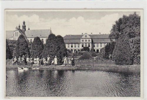 Oliva AK aus Oliva Oliwa bei Danzig Schlossteich mit Personen, 1940 als Feldpost befördert, d.h. ohne Marke da Soldatenpost gebührenfrei war, leichter Knick unten links, sonst gut erhalten