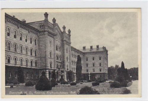 AK von Eisenstadt. Kaserne der Kraftradschützen, Batl. 2. Am 15.06.1942 als Feldpost gelaufen. leichte Eckabschürfungen, leichter Bug oben und unten rechts, leicht stockfleckig, sonst gut erhalten. PLZ 7000.