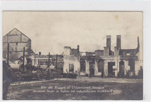 wie die Russen in Ostpreussen hausten. zerstörte Straße in Tapiau - Gwardeisk / Kreis Wehlau - Snamensk mit aufgefahrenen Feldküchen. 1915 Feldpost Vorder- und Rückseite fleckig, sonst gut erhalten